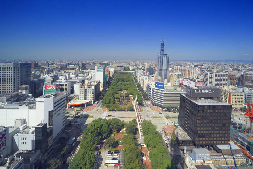 无人,家,高楼大厦,横图,俯视,航拍,室外,白天,度假,美景,树林,植物,城市风光,城市,大厦,道路,建筑,路,摩天大楼,公路,汽车,爱知县,名古屋,日本,亚洲,阴影,光线,影子,房屋,屋子,景观,建筑群,交通,娱乐,建设,楼房,住宅,车,树,树木,蓝色,绿色,蓝天,天空,阳光,自然,交通工具,轿车,天,享受,休闲,景色,放松,生长,晴朗,成长,鸟瞰,载具,东亚,本州,万里无云,本州岛,日本国,中部地方,爱知,县厅,久屋大通公园,名古屋市,晴空,晴空万里,马路,彩图,高角度拍摄,房子,大楼,高层建筑,高楼,摩天楼