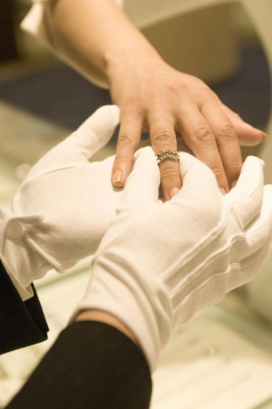 东方人,手,两个人,店员,商店,站,捧,竖图,俯视,室内,特写,白天,工作服,制服,爱情,亚洲,双手,握,朦胧,模糊,装饰,浪漫,拿,拿着,黄种人,商铺,顾客,装饰品,戒指,饰品,手套,首饰,站着,营业员,温暖,手部,恩爱,握着,保暖,华丽,信物,点缀,权利,御寒,首饰店,珠宝店,衬托,美观,雅致,雅观,手饰,市肆,商号,销售人员,工作制服,主顾,年轻女性,女人,女性,亚洲人,售货员,端,端着,捧着,手捧,站立,半身,彩图,高角度拍摄,工作套服,店铺