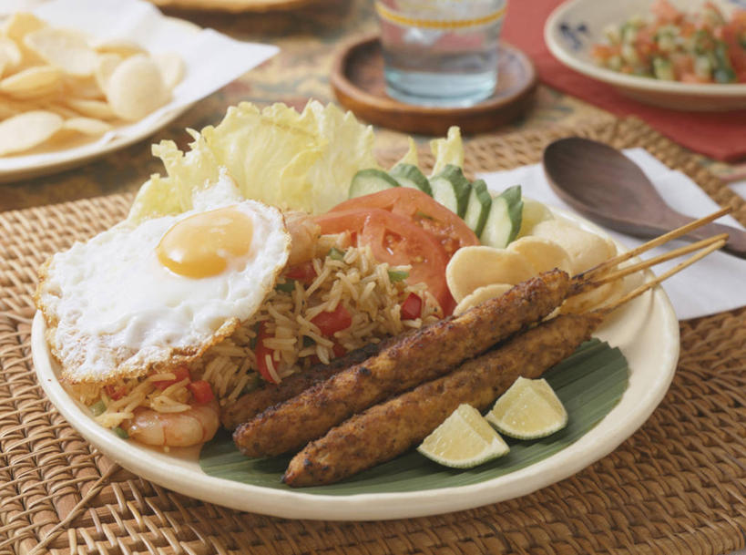 无人,横图,俯视,室内,特写,白天,烹饪,餐桌,桌面,桌子,黄瓜,蔬菜,杯子,餐具,水果,阴影,朦胧,模糊,新鲜,反射,布料,碟子,高脚杯,盘,影子,勺子,陶瓷,蛋,荷包蛋,鸡蛋,煎蛋,肉,生食,料理,食品,果实,陶瓷制品,红酒杯,布纹,蔬果,菜肴,美食,肉类,玻璃制品,桌布,食物,盘子,餐巾,酒杯,容器,调羹,碟,台布,汤匙,碗,佳肴,有机食品,绿色食品,餐台,储藏,葡萄酒杯,储存,肉食,酸橙,卵,代代,印度菜,印度料理,煎鸡蛋,玻璃杯,橙子,橙,青瓜,胡瓜,餐桌布,彩图,高角度拍摄,东南亚菜,沙嗲,印尼爪哇菜,鸡卵,鸡子,贮存