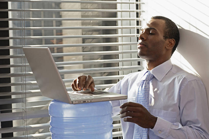 西方人,一个人,商务人士,商务男性,站,闭眼,横图,室内,白天,正面,衬衫,电脑,笔记本电脑,水,窗户,欧洲,非洲,黑人,欧洲人,仅一个男性,仅一个人,敲打,套装,网络,电器,桶,液体,塑料,百叶窗,领带,输入,通讯设备,饮用水,仅一个年轻男性,容器,塑料制品,纯净水,矿泉水,打字,站着,储藏,点击,敲击,塑料桶,无线,家电,家用电器,象征,庄重,饮水机,储存,桶装水,通信设备,商务装,身份,无线网络,无线上网,便携式电脑,工薪阶层,蒸馏水,正式,地位,按键,手提电脑,男人,男性,年轻男性,非洲人,白领,上班族,闭眼睛,闭着眼,闭着眼睛,站立,半身,彩图,衬衣,贮存