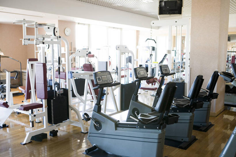 无人,健身房,横图,室内,白天,正面,锻炼,运动,窗户,地板,地面,运动器械,木地板,玻璃窗,健身器械,健身器材,健身车,举重机,举重床,体育,彩图,健身,健身馆,运动器材