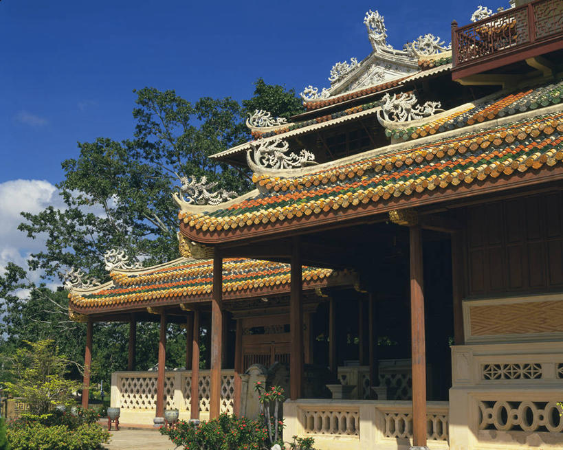 无人,宫殿,横图,室外,白天,仰视,旅游,度假,名胜古迹,植物,标志建筑,地标,建筑,泰国,亚洲,阴影,遗迹,光线,影子,云,云朵,云彩,古迹,文物,娱乐,建设,古建筑,大城,树,树木,蓝色,绿色,白云,蓝天,天空,阳光,自然,天,享受,休闲,旅游胜地,放松,东南亚,生长,晴朗,成长,宫廷,古文明,泰王国,王宫,阿育他耶府,大城府,晴空,彩图,低角度拍摄,皇宫