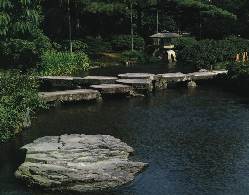 无人,横图,室外,白天,正面,旅游,度假,湖,湖泊,石头,美景,树林,水,植物,照明,日本,亚洲,阴影,光线,石子,影子,湖面,景观,水流,水面,灯光,娱乐,灯,树,树木,绿色,阳光,自然,灯具,湖水,享受,休闲,景色,放松,生长,成长,照亮,照明设备,自然风光,东亚,本州,本州岛,日本国,金沢,金沢市,石川,石川县,中部地方,兼六园,县厅,石块,岩石,彩图,石灯