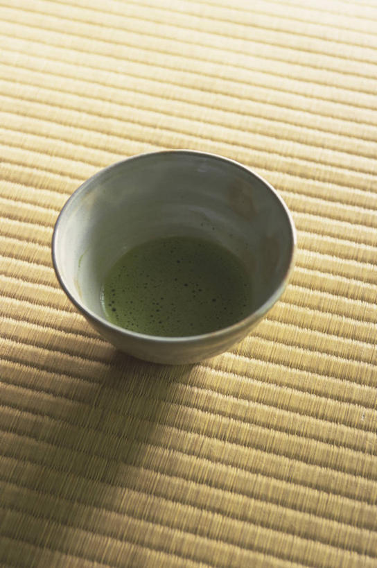 无人,竖图,俯视,室内,特写,白天,幸福,茶,杯子,阴影,反射,影子,绿茶,抹茶,茶叶,塌塌米,榻榻米,娱乐,一个,水杯,享受,休闲,温馨,放松,乐趣,单个,提神,舒适,醒脑,叠席,茶杯,彩图,高角度拍摄,不发酵茶,苦茗