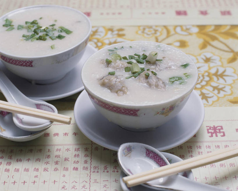 无人,横图,俯视,室内,特写,白天,烹饪,中餐,早餐,餐桌,筷子,桌面,桌子,餐具,阴影,反射,布料,碟子,盘,影子,勺子,葱,青葱,蛋,谷类,谷物,鸡蛋,肉,粥,料理,食品,米,布纹,文化,传统,猪肉,皮蛋,菜肴,美食,肉类,香,桌布,食物,盘子,餐巾,调羹,碟,台布,汤匙,中式,佳肴,餐台,礼节,礼仪,肉食,皮蛋瘦肉粥,豚肉,卵,松花蛋,变蛋,进餐用具,餐桌布,彩图,高角度拍摄,早饭,糜,鸡卵,鸡子