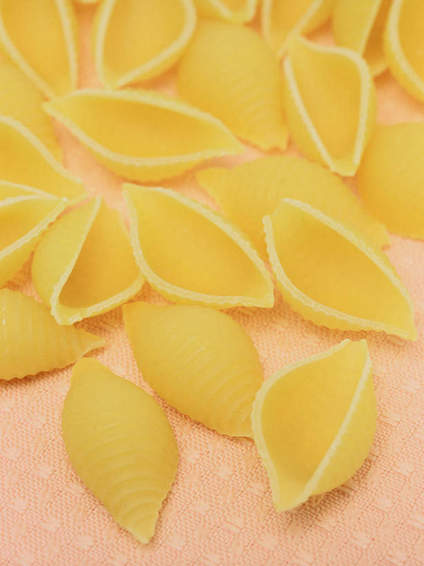 面食,面条,意大利面,无人,竖图,俯视,室内,特写,白天,西餐,一堆,许多,橙色背景,阴影,堆叠,堆积,反射,影子,面,料理,食品,很多,食物,黄色,西式,摄影,影棚,堆,贝壳面,意粉,意面,彩图,高角度拍摄,影棚拍摄,拍摄