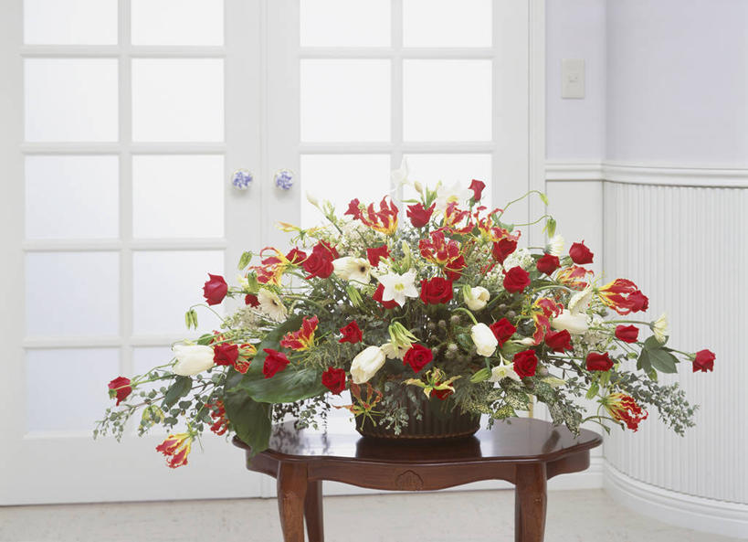 无人,横图,室内,特写,白天,正面,爱情,智慧,窗户,门,桌面,桌子,郁金香,花盆,阴影,艺术,盛开,反射,木制,影子,陶瓷,木桌,陶瓷制品,祝福,花蕾,文化,玻璃窗,花,花瓣,花朵,鲜花,插花,木制品,容器,门框,花苞,花蕊,储藏,插花艺术,创造,表白,储存,创作,荣誉,想象,强瞿,永恒,百合,倒仙,番韭,山丹,郁香,洋荷花,草麝香,彩图,木桌子,贮存