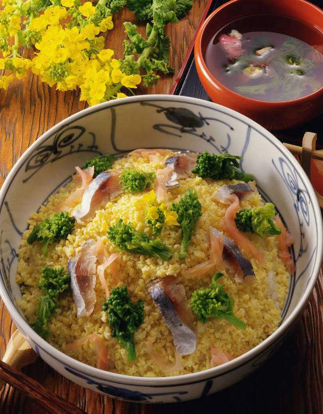 米饭,无人,竖图,俯视,室内,特写,白天,烹饪,餐桌,桌子,蔬菜,阴影,朦胧,模糊,新鲜,盛开,反射,影子,陶瓷,西兰花,炒饭,蛋,蛋包饭,鸡蛋,日本料理,味增汤,料理,食品,陶瓷制品,饭,花蕾,菜肴,美食,花,花瓣,花朵,鲜花,食物,容器,碗,日式料理,花苞,花蕊,日式,佳肴,有机食品,绿色食品,餐台,储藏,五谷,储存,卵,甘蓝花,彩图,高角度拍摄,绿菜花,绿花菜,青花菜,蔬菜皇冠,鸡卵,鸡子,贮存