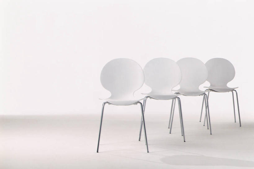 无人,横图,室内,特写,白天,白色背景,正面,静物,椅子,一排,阴影,整齐,反射,影子,塑料,四把,排列,塑料制品,摄影,影棚,队列,彩图,影棚拍摄,拍摄