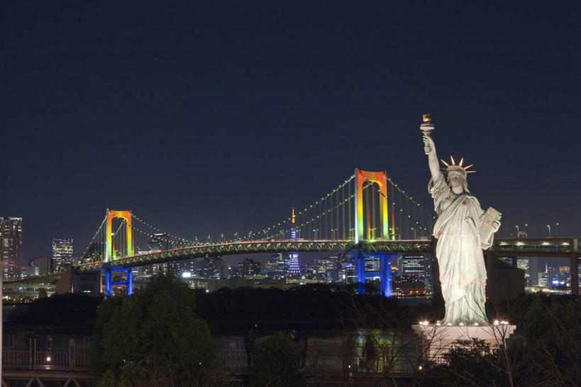 西方人,一个人,无人,高楼大厦,站,举,横图,彩色,室外,夜晚,正面,度假,自由,海浪,海洋,美景,植物,城市风光,标志建筑,城市,大桥,大厦,地标,建筑,摩天大楼,霓虹灯,桥梁,夜景,雕塑,东京,自由女神像,欧洲,日本,欧洲人,亚洲,仅一个年轻女性,仅一个女性,仅一个人,自由女神,握,阴影,艺术,装饰,光线,雕刻,雕像,影子,景观,浪花,斜拉桥,桥,灯光,七彩,彩虹大桥,拿,拿着,娱乐,光源,建设,霓虹,灯,树,树木,绿色,自然,海水,工艺品,托,站着,享受,休闲,景色,放松,握着,生长,成长,纪念,御台场,美术,照明设备,美好,主题,追求,陈列,海景,东亚,向往,本州,一尊,关东地方,本州岛,日本国,东京都,功能,美学,氖灯,日本彩虹大桥,县厅,港区,东京市,自由女神铜像国家纪念碑,东京港,台场,斜张桥,年轻女性,女人,女性,白种人,大海,风浪,海,海水的波动,近岸浪,涌浪,举起,举手,举着,向上举,向上伸,向上托,站立,彩图,全身,大楼,高层建筑,高楼,摩天楼,自由照耀世界,东京自由女神像