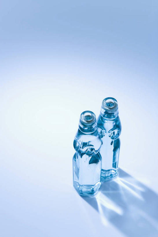 无人,竖图,俯视,室内,特写,白天,两瓶,阴影,蓝色背景,反射,罐子,影子,饮品,玻璃制品,饮料,两个,蓝色,玻璃瓶,瓶子,摄影,影棚,苏打水,可口,适口,彩图,高角度拍摄,影棚拍摄,拍摄