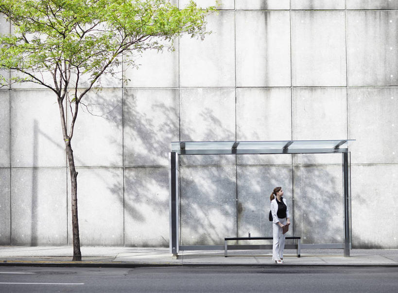 西方人,一个人,商务人士,商务女性,站,横图,室外,白天,正面,植物,车站,椅子,欧洲,欧洲人,仅一个年轻女性,仅一个女性,仅一个人,阴影,套装,光线,影子,墙,站台,注视,月台,墙壁,墙面,树,树木,绿色,阳光,自然,观察,看,站着,生长,成长,观看,察看,关注,商务装,工薪阶层,年轻女性,女人,女性,白种人,白领,上班族,站立,彩图,全身,公共汽车站,汽车车站,汽车站