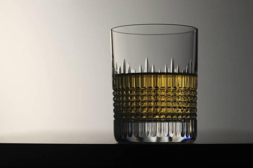 威士忌,无人,横图,室内,特写,白天,正面,杯子,阴影,灰色背景,反射,影子,酒类,一杯,玻璃制品,酒,饮料,一个,水杯,摄影,影棚,单个,烈酒,玻璃杯,彩图,影棚拍摄,拍摄