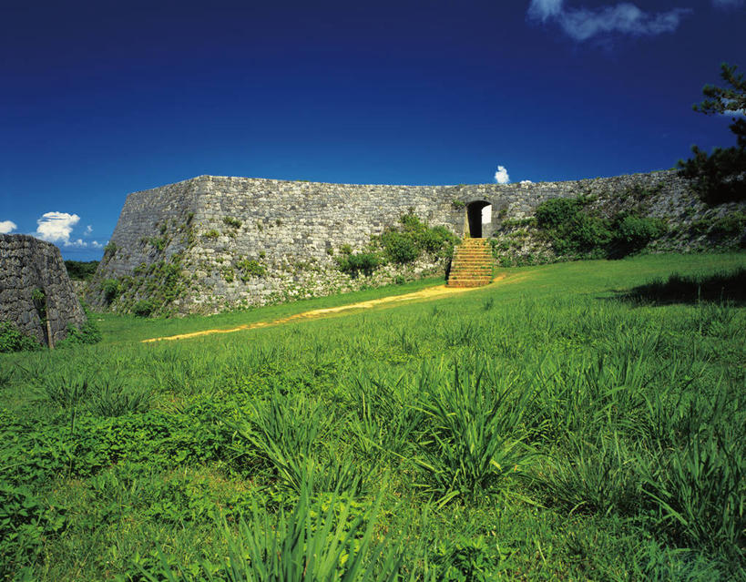 无人,横图,室外,白天,仰视,旅游,度假,草地,草坪,名胜古迹,植物,标志建筑,地标,建筑,日本,亚洲,阴影,遗迹,光线,影子,堡垒,城堡,墙,云,云朵,云彩,古迹,文物,娱乐,建设,冲绳,古建筑,墙壁,墙面,草,树,树木,蓝色,绿色,白云,蓝天,天空,阳光,自然,天,享受,休闲,旅游胜地,放松,生长,晴朗,成长,冲绳县,要塞,古文明,东亚,琉球群岛,冲绳岛,日本国,九州地方,设防,冲绳群岛,晴空,彩图,低角度拍摄,冲绳本岛,读谷村,琉球列岛,中头郡,座喜味城