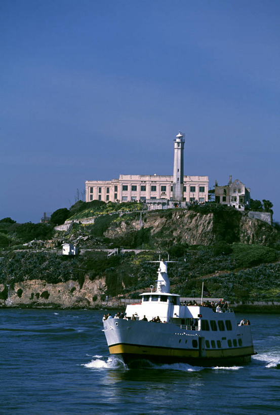 无人,竖图,室外,白天,正面,旅游,度假,海浪,海洋,山,山脉,植物,标志建筑,地标,建筑,轮船,船,美国,一艘,阴影,波纹,飞溅,溅,光线,液体,影子,浪花,山峰,水滴,云,云朵,山峦,云彩,娱乐,建设,水珠,树,树木,蓝色,绿色,白云,蓝天,水纹,天空,阳光,自然,海水,船尾波,交通工具,波浪,群山,天,享受,休闲,旅游胜地,放松,监狱,生长,晴朗,成长,北美,北美洲,监禁,束缚,喷洒,加利福尼亚,载具,美洲,关押,监牢,牢狱,海景,加州,加利福尼亚州,金州,黄金州,北亚美利加洲,亚美利加洲,监管,禁闭,恶魔岛,旧金山湾,看守,大海,风浪,海,海水的波动,近岸浪,涌浪,晴空,彩图,美利坚合众国