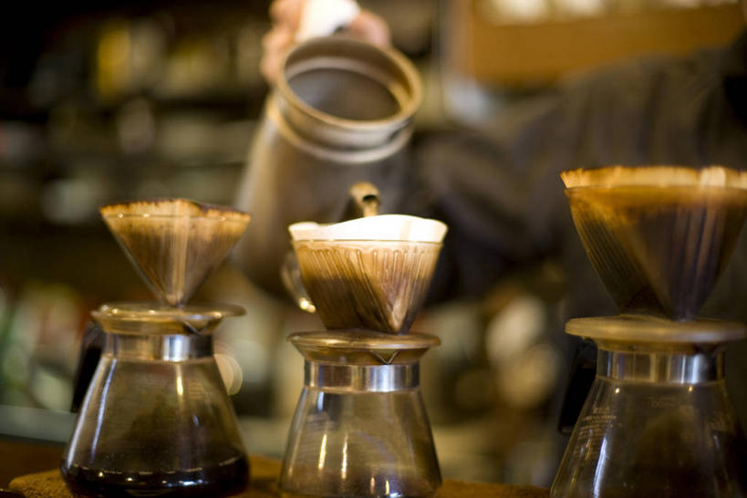 咖啡,东方人,手,一个人,举,横图,室内,特写,白天,正面,幸福,亚洲,仅一个男性,仅一个人,倒,握,服装,朦胧,模糊,电器,工具,壶,咖啡壶,拿,拿着,休闲装,黄种人,娱乐,设备,饮料,仅一个年轻男性,衣服,容器,托,享受,休闲,温馨,手部,休闲服,放松,乐趣,冲泡,握着,服饰,单手,提神,舒适,家电,家用电器,咖啡机,磨粉,咖啡店,醒脑,咖啡屋,软饮料,男人,男性,年轻男性,亚洲人,举起,举手,举着,向上举,向上伸,向上托,半身,彩图,咖啡馆,清除,压粉,装粉