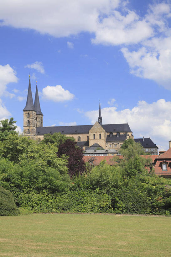 无人,教堂,竖图,室外,白天,正面,旅游,度假,草地,草坪,名胜古迹,植物,标志建筑,地标,建筑,德国,欧洲,阴影,节日,遗迹,光线,影子,云,云朵,云彩,古迹,文化,文物,娱乐,建设,古建筑,草,树,树木,蓝色,绿色,白云,蓝天,天空,阳光,自然,天,祈祷,享受,休闲,健康,旅游胜地,放松,许愿,宗教,信仰,生长,晴朗,成长,纪念,祈求,基督教,西欧,天主教,信念,古文明,德意志联邦共和国,巴伐利亚,巴伐利亚州,拜恩州,拜恩自由州,班贝格,平安,晴空,彩图,大教堂,礼拜堂,上弗兰肯行政区,巴姆贝格,班贝格城