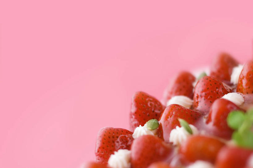 点心,无人,横图,俯视,室内,特写,白天,下午茶,草莓,浆果,水果,叶子,阴影,粉色背景,新鲜,反射,影子,生食,食品,果实,绿叶,蛋挞,食物,糕点,红色,奶油,嫩叶,摄影,有机食品,绿色食品,影棚,乳制品,激凌,克林姆,淇淋,蛋塔,叶,叶片,洋莓,水果皇后,红莓,地莓,彩图,高角度拍摄,影棚拍摄,拍摄,草莓蛋挞