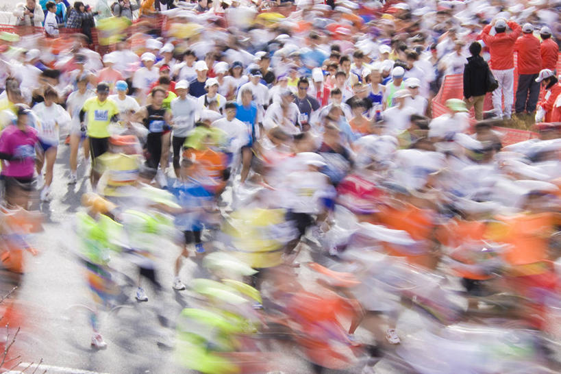 东方人,运动员,跑,横图,俯视,室外,白天,运动服,锻炼,快乐,比赛,运动,竞争,马拉松赛,亚洲,阴影,服装,朦胧,模糊,光线,影子,许多人,黄种人,娱乐,衣服,阳光,一群人,休闲,服饰,体育运动,衣着,穿着,长跑,衣饰,体育,马拉松,男人,男性,年轻男性,年轻女性,女人,女性,中年男性,中年女性,亚洲人,体育运动员,运动选手,跑步,半身,彩图,高角度拍摄,健身,运动装