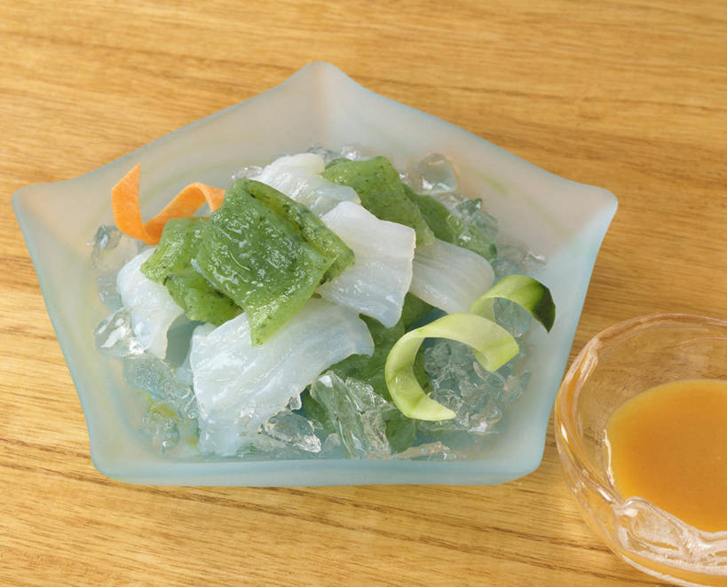 无人,横图,俯视,室内,特写,白天,桌面,桌子,蔬菜,玻璃,阴影,新鲜,反射,木制,影子,陶瓷,木桌,食品,陶瓷制品,蒟蒻,玻璃制品,食物,两个,木制品,容器,碗,有机食品,绿色食品,储藏,储存,鬼芋,菎蒻,雷公枪,蒻头,魔芋,彩图,高角度拍摄,木桌子,贮存