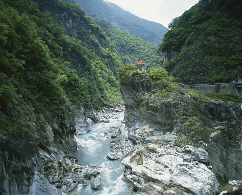 无人,公园,横图,俯视,室外,白天,旅游,度假,河流,石头,美景,森林,山,山脉,树林,水,植物,台湾,中国,亚洲,石子,河水,景观,山峰,水流,山峦,娱乐,树,树木,绿色,天空,自然,群山,天,享受,休闲,景色,放松,茂密,茂盛,生长,成长,国家公园,自然风光,东亚,花莲县,南投县,港澳台,中华人民共和国,台湾省,台中,台中市,太鲁阁国家公园,花莲,南投,石块,岩石,彩图,高角度拍摄,次高太鲁阁国立公园,台