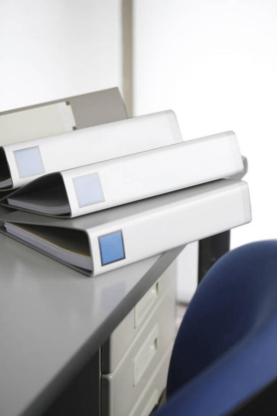 无人,办公室,竖图,俯视,室内,特写,白天,家具,桌子,静物,椅子,阴影,反射,材料,档案,文件,影子,纸,办公桌,记事本,本子,笔记本,会议椅,手稿,资料,办公椅,证明,文档,活页本,便签本,办公家具,商务椅,培训椅,活页夹,彩图,高角度拍摄,日记本,活页夹记事本