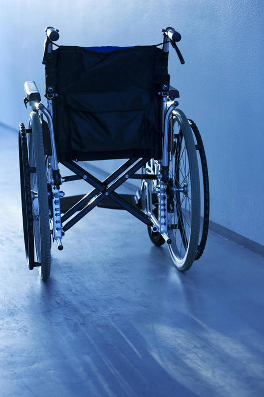 无人,竖图,室内,白天,正面,静物,一把,阴影,反射,工具,影子,墙,走道,走廊,过道,墙壁,墙面,轮椅,复健,康复,器械,医疗设备,医疗器械,医疗工具,辅助设备,彩图