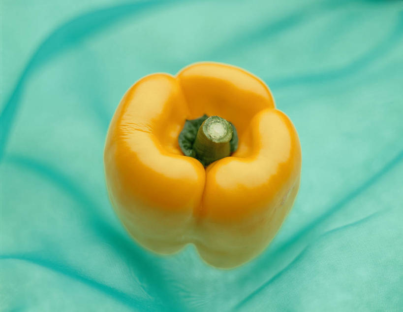 无人,横图,俯视,室内,特写,白天,辣椒,蔬菜,阴影,新鲜,反射,影子,食品,食物,一个,黄色,有机食品,绿色食品,单个,黄辣椒,彩椒,辣角,红海椒,大椒,辣虎,广椒,甜椒,柿子椒,辣子,海椒,番椒,灯笼椒,彩图,高角度拍摄,黄灯笼辣椒,黄帝椒