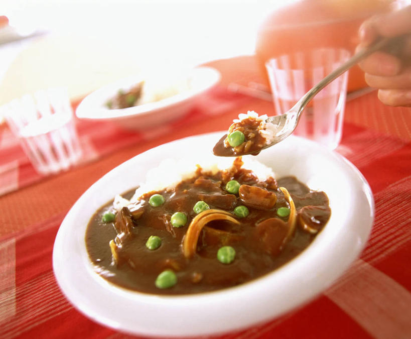 米饭,咖哩,东方人,手,一个人,横图,俯视,室内,特写,白天,烹饪,植物,餐桌,桌子,豆,蔬菜,杯子,亚洲,仅一个年轻女性,仅一个女性,仅一个人,握,朦胧,模糊,新鲜,勺子,陶瓷,豆类,豆子,调料,料理,食品,陶瓷制品,饭,调味品,拿,调味料,拿着,黄种人,咖喱,菜肴,美食,玻璃制品,食物,容器,水杯,调羹,汤匙,碗,手部,握着,佳肴,有机食品,绿色食品,餐台,储藏,单手,五谷,储存,豆科,咖喱饭,印度菜,印度料理,青大豆,年轻女性,女人,女性,亚洲人,玻璃杯,青豆,半身,彩图,高角度拍摄,贮存