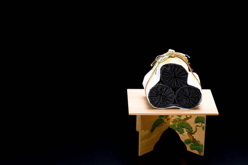 无人,横图,室内,特写,白天,正面,静物,阴影,黑色背景,节日,庆祝,装饰,反射,影子,文化,装饰品,黑色,装饰物,庆典,摄影,影棚,纪念,华丽,修饰,点缀,饰物,衬托,美观,雅致,雅观,彩图,影棚拍摄,拍摄,日本新年