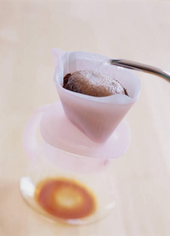 咖啡,无人,竖图,俯视,室内,特写,白天,幸福,杯子,阴影,朦胧,模糊,反射,瓷器,滤纸,影子,咖啡杯,陶瓷制品,一杯,娱乐,饮料,一个,享受,休闲,温馨,放松,乐趣,单个,提神,舒适,瓷杯,醒脑,软饮料,彩图,高角度拍摄