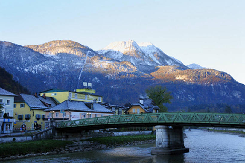无人,家,横图,室外,白天,正面,旅游,度假,湖,湖泊,石头,美景,山,山脉,水,植物,奥地利,欧洲,阴影,波纹,光线,石子,影子,房屋,屋子,湖面,景观,山峰,水流,水面,天桥,桥,涟漪,山峦,娱乐,楼房,住宅,树,树木,蓝色,绿色,倒影,蓝天,水纹,天空,阳光,自然,波浪,湖水,群山,天,享受,休闲,景色,放松,生长,晴朗,成长,人行桥,倒映,自然风光,中欧,万里无云,水晕,奥地利共和国,反照,上奥地利,上奥地利州,特劳恩湖,石块,晴空,晴空万里,彩图,房子
