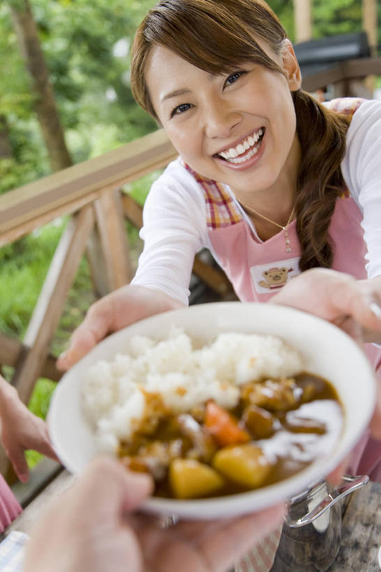 米饭,咖哩,东方人,两个人,站,捧,笑,微笑,露齿笑,竖图,室外,白天,正面,烹饪,植物,蔬菜,土豆,亚洲,服装,朦胧,模糊,新鲜,围裙,陶瓷,调料,料理,食品,陶瓷制品,饭,调味品,调味料,注视,休闲装,黄种人,咖喱,菜肴,美食,树,树木,食物,衣服,绿色,自然,容器,碗,观察,看,站着,休闲,休闲服,服饰,佳肴,有机食品,绿色食品,生长,成长,观看,储藏,五谷,察看,储存,关注,咖喱饭,馍馍蛋,印度菜,印度料理,年轻女性,女人,女性,亚洲人,洋芋,山药蛋,马铃薯,端,端着,捧着,手捧,站立,半身,彩图,贮存