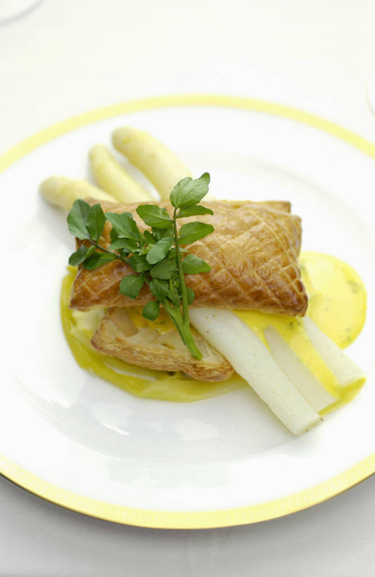 无人,竖图,俯视,室内,特写,白天,白色背景,烹饪,西餐,餐桌,桌子,芦笋,蔬菜,餐具,叶子,阴影,新鲜,装饰,反射,碟子,盘,影子,白芦笋,料理,食品,绿叶,菜肴,美食,食物,一个,盘子,碟,嫩叶,西式,摄影,佳肴,有机食品,绿色食品,影棚,单个,餐台,华丽,修饰,点缀,配菜,衬托,美观,雅致,雅观,叶,叶片,猪尾巴,药鸡豆子,石刁柏,蚂蚁杆,龙须菜,狼尾巴根,彩图,高角度拍摄,影棚拍摄,拍摄,法国菜