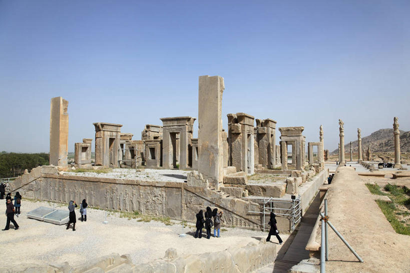 东方人,站,横图,室外,白天,正面,旅游,度假,草地,草坪,石头,名胜古迹,植物,标志建筑,地标,建筑,伊朗,亚洲,行人,游客,游人,阴影,服装,遗迹,光线,石子,影子,许多人,休闲装,黄种人,古迹,文物,娱乐,建设,古建筑,路人,旅客,废墟,草,树,树木,衣服,蓝色,绿色,蓝天,天空,阳光,自然,天,站着,一群人,享受,休闲,休闲服,旅游胜地,放松,服饰,生长,晴朗,成长,西亚,古文明,万里无云,伊朗伊斯兰共和国,法尔斯,法尔斯省,过客,男人,男性,年轻男性,年轻女性,女人,女性,亚洲人,石块,岩石,晴空,晴空万里,站立,彩图,全身