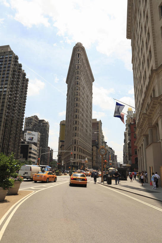 无人,高楼大厦,竖图,室外,白天,仰视,度假,美景,植物,城市风光,标志建筑,城市,大厦,道路,地标,建筑,路,摩天大楼,公路,出租车,汽车,纽约,美国,阴影,光线,影子,景观,云,云朵,分界线,曼哈顿,停车线,交通,云彩,娱乐,建设,车,树,树木,蓝色,绿色,白云,蓝天,天空,阳光,自然,交通工具,轿车,天,享受,休闲,景色,放松,生长,晴朗,成长,车行道,车行道分界线,北美,北美洲,载具,的士,标线,美洲,计程车,第五大道,车行线,纽约市,纽约州,帝国之州,帝国州,北亚美利加洲,亚美利加洲,纽约第五街,福勒大厦,熨斗大厦,晴空,马路,彩图,低角度拍摄,大楼,高层建筑,高楼,摩天楼,美利坚合众国,曼哈顿区,纽约县,曼哈顿岛