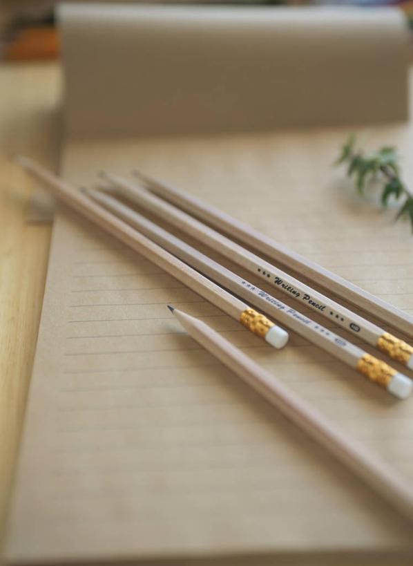 无人,竖图,俯视,室内,特写,白天,植物,桌子,静物,阴影,朦胧,模糊,反射,笔,影子,办公用品,书桌,文具,绿色,自然,课桌,铅笔,学习用品,生长,成长,文具用品,五支,彩图,高角度拍摄