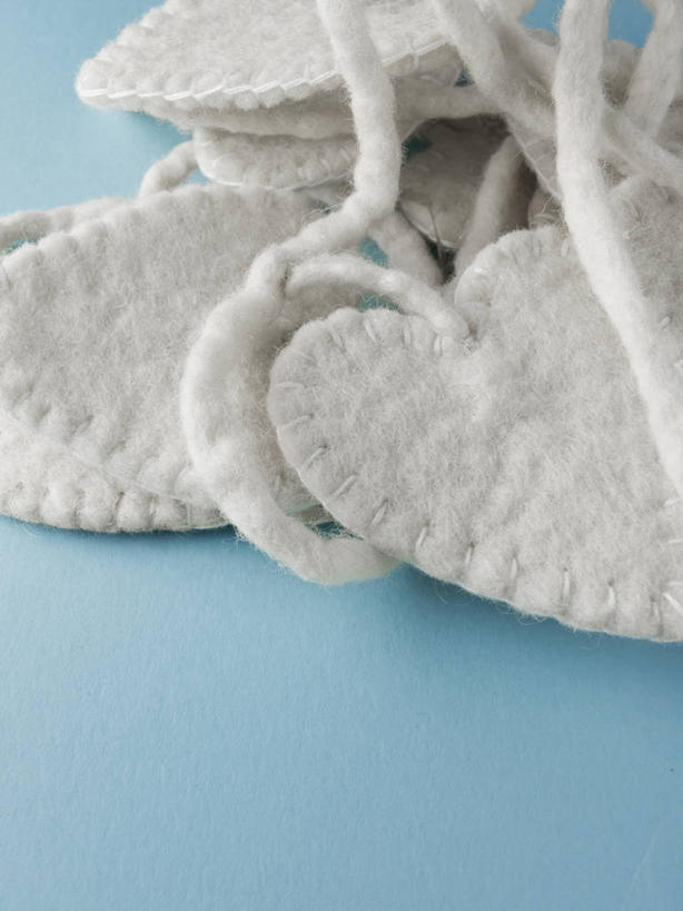 无人,竖图,俯视,室内,特写,白天,爱情,静物,纺织品,阴影,蓝色背景,爱心,反射,布,影子,织物,浪漫,白色,温暖,温馨,心形,恩爱,摄影,毛毡,影棚,布匹,和睦,毛毡制品,心型,彩图,高角度拍摄,影棚拍摄,拍摄,融洽