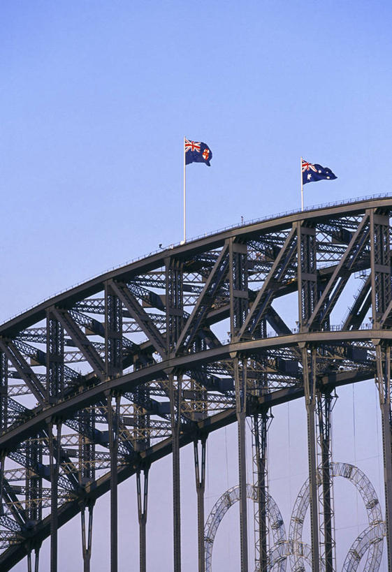 无人,竖图,室外,白天,仰视,旅游,度假,标志建筑,大桥,地标,建筑,桥梁,旗帜,国旗,澳大利亚,飘扬,斜拉桥,桥,娱乐,建设,享受,休闲,旅游胜地,放松,飘逸,飞扬,大洋洲,悉尼,澳洲,悉尼大桥,海港大桥,悉尼海港大桥,南方大陆,首府,澳大利亚联邦,雪梨,新州,新南威尔士,新南威尔士州,斜张桥,旗,彩图,低角度拍摄,澳大利亚国旗