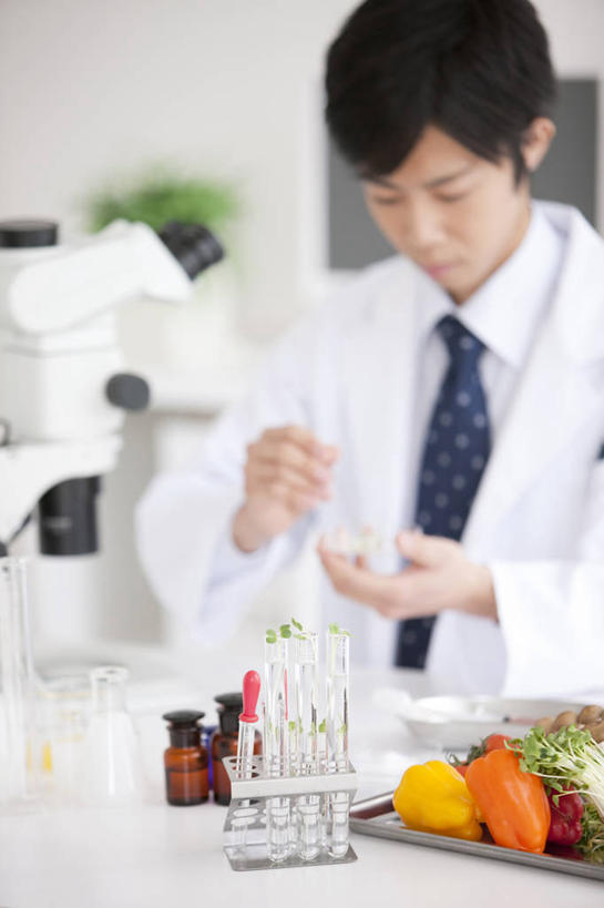 东方人,一个人,科学家,站,竖图,室内,白天,正面,衬衫,实验,仪器,桌面,桌子,萝卜,胡萝卜,蔬菜,杯子,亚洲,仅一个男性,仅一个人,许多,握,阴影,服装,朦胧,模糊,新鲜,研究,透明,反射,分析,化学,测试,滴管,试管,试管架,试剂瓶,影子,实验室,研究室,食品,领带,很多,注视,黄种人,架子,玻璃制品,食物,仅一个年轻男性,衣服,白色,玻璃瓶,瓶子,低头,观察,看,站着,器皿,握着,服饰,有机食品,绿色食品,观看,察看,象征,衣着,庄重,科研人员,白大褂,穿着,关注,黄萝卜,番萝卜,研究者,身份,工作台,计量,试验室,实验服,科学研究者,玻璃仪器,试验耗材,实验用品,正式,地位,垂头,衣饰,男人,男性,年轻男性,亚洲人,科学工作者,玻璃杯,红萝卜,甘荀,站立,半身,彩图,衬衣,实验衣,丁香萝卜,胡芦菔金,实验台,实验桌,金笋