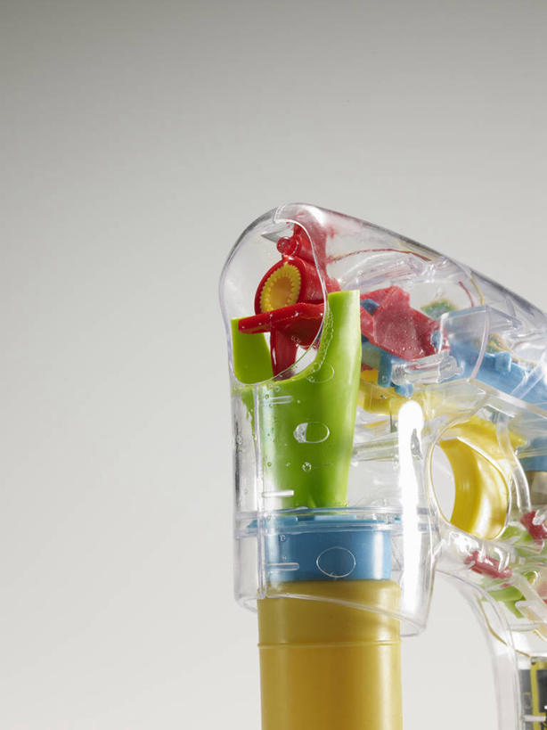 无人,竖图,室内,特写,白天,白色背景,正面,游戏,静物,玩具,阴影,反射,影子,玩,娱乐,一个,泡泡,休闲,益智,摄影,影棚,单个,活动,发泄,消遣,智力,泡泡机,宣泄,玩耍,嬉戏,彩图,影棚拍摄,拍摄