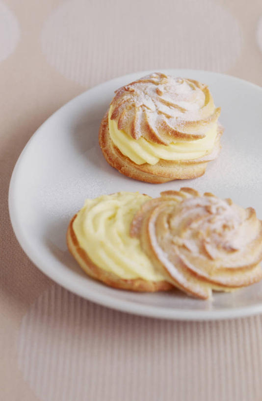 点心,无人,竖图,俯视,室内,特写,白天,餐桌,桌子,餐具,阴影,反射,碟子,盘,影子,食品,泡芙,甜点,甜品,食物,糕点,两个,一个,盘子,碟,甜食,奶油,摄影,影棚,单个,餐台,乳制品,激凌,克林姆,淇淋,彩图,高角度拍摄,影棚拍摄,拍摄