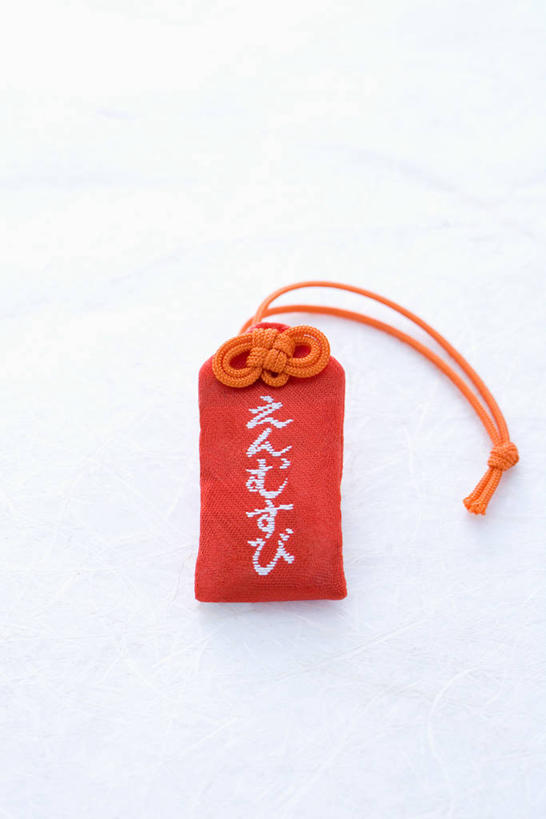 无人,竖图,室内,特写,白天,白色背景,正面,静物,阴影,辟邪,反射,日文,标志,文字,影子,字符,文化,标识,一个,红色,祈祷,健康,许愿,摄影,影棚,单个,祈求,护身符,日语,驱邪,护符,保佑,庇佑,御守,平安,彩图,影棚拍摄,拍摄