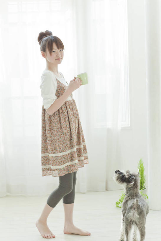 东方人,一个人,站,竖图,室内,白天,侧面,裙子,窗户,窗帘,宠物,狗,杯子,亚洲,仅一个年轻女性,仅一个女性,仅一个人,握,阴影,连衣裙,装饰,反射,瓷器,影子,咖啡杯,陶瓷制品,梗犬,雪纳瑞,迷你雪纳瑞,扭头,注视,黄种人,光脚,玻璃窗,一个,一只,帘子,动物,观察,看,站着,转头,赤脚,遮阳,可爱,握着,单个,观看,华丽,修饰,点缀,察看,关注,雪纳瑞犬,瓷杯,髯犬,忠诚,衬托,美观,雅致,雅观,雪纳瑞狗,年轻女性,女人,女性,亚洲人,犬,站立,彩图,全身