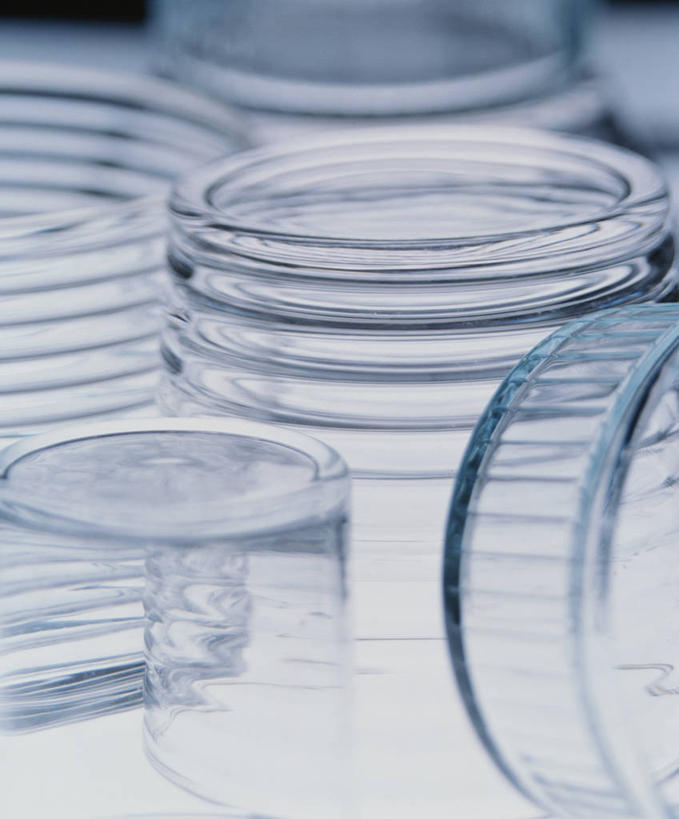 无人,竖图,室内,特写,白天,正面,静物,杯子,阴影,朦胧,模糊,透明,反射,影子,玻璃制品,水杯,通透,玻璃杯,彩图