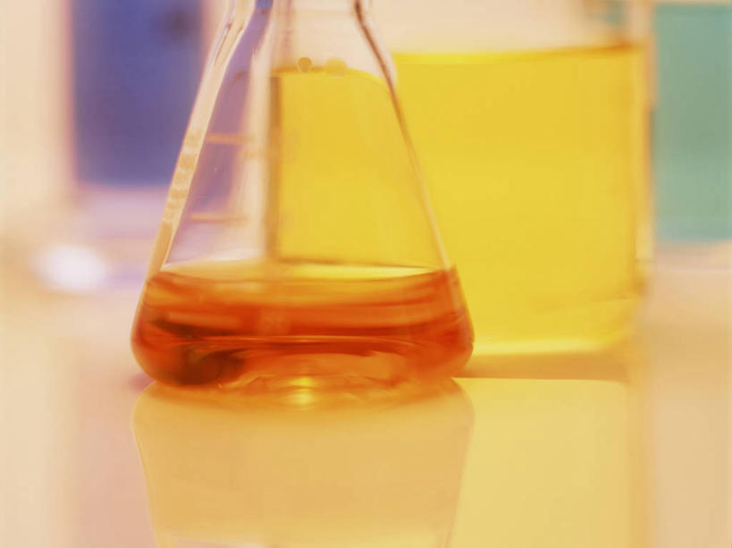 无人,横图,室内,特写,白天,正面,实验,仪器,水,桌面,桌子,阴影,朦胧,模糊,研究,透明,反射,分析,化学,测试,烧瓶,液体,影子,锥形瓶,水滴,玻璃制品,两个,玻璃瓶,瓶子,器皿,工作台,玻璃仪器,试验耗材,实验用品,三角烧瓶,依氏烧瓶,锥形烧瓶,彩图,实验台,实验桌