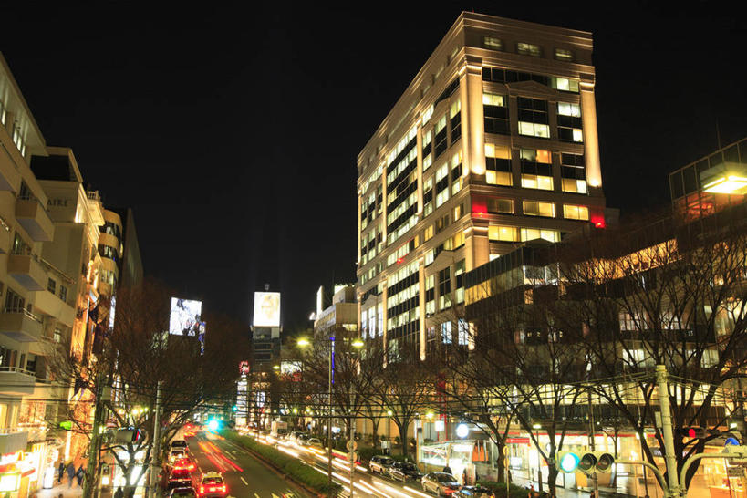 无人,高楼大厦,横图,彩色,室外,夜晚,正面,度假,美景,植物,城市风光,城市,大厦,道路,建筑,路,摩天大楼,霓虹灯,公路,东京,日本,亚洲,阴影,光线,影子,景观,灯光,枝条,七彩,交通,娱乐,光源,建设,霓虹,灯,树,树木,树枝,绿色,自然,享受,休闲,景色,放松,生长,成长,照明设备,东亚,本州,关东地方,本州岛,日本国,东京都,氖灯,涩谷区,虬枝,枝杈,原宿,表参道,马路,彩图,大楼,高层建筑,高楼,摩天楼