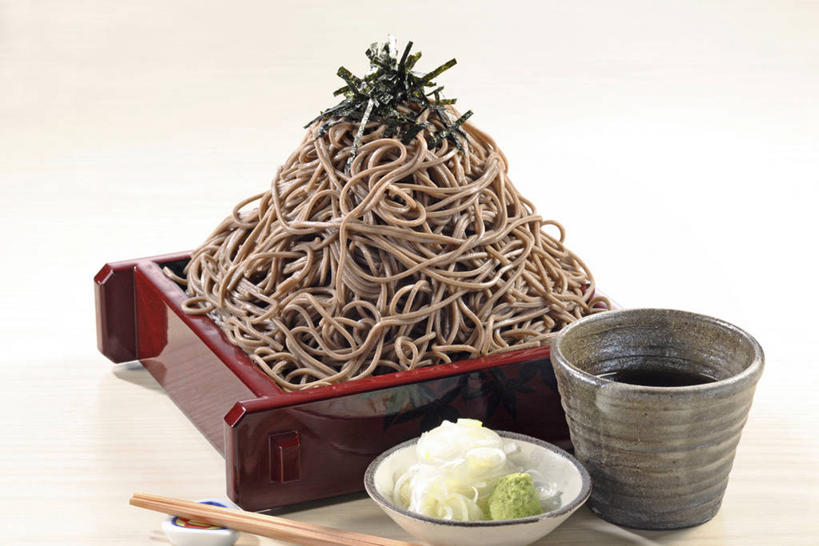 面食,面条,米饭,无人,横图,俯视,室内,特写,白天,白色背景,烹饪,餐桌,筷子,桌子,餐具,阴影,反射,碟子,盘,影子,陶瓷,海苔,面,日本料理,料理,食品,陶瓷制品,紫菜,饭,文化,传统,拉面,菜肴,美食,食物,盘子,容器,碟,碗,日式料理,日式,摄影,荞麦面,佳肴,影棚,餐台,储藏,礼节,五谷,储存,礼仪,进餐用具,彩图,高角度拍摄,影棚拍摄,拍摄,条斑紫菜,贮存