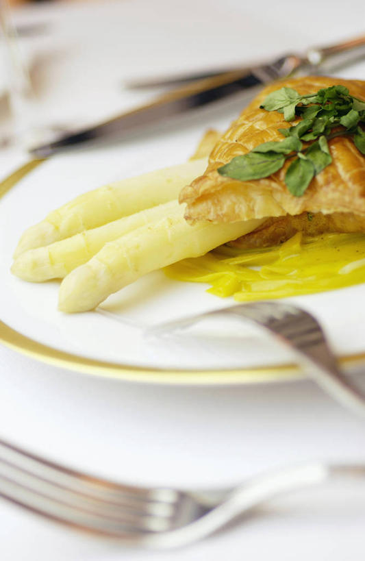 无人,竖图,俯视,室内,特写,白天,烹饪,西餐,餐桌,桌子,芦笋,蔬菜,餐具,阴影,朦胧,模糊,新鲜,反射,叉子,刀叉,刀子,碟子,盘,影子,白芦笋,料理,食品,菜肴,美食,食物,盘子,碟,西式,佳肴,有机食品,绿色食品,餐台,餐刀,餐叉,进餐用具,猪尾巴,药鸡豆子,石刁柏,蚂蚁杆,龙须菜,狼尾巴根,彩图,高角度拍摄,法国菜