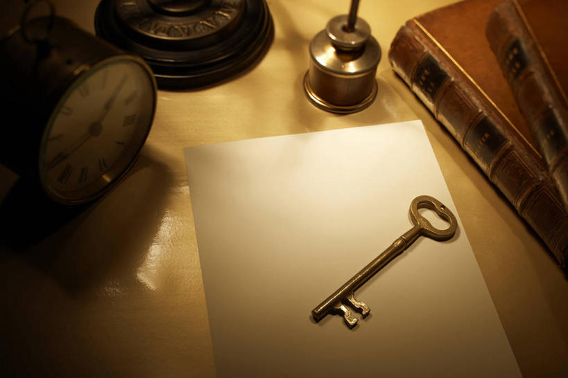 无人,横图,俯视,室内,特写,白天,安全,桌子,静物,书籍,一把,阴影,朦胧,模糊,时间,反射,时钟,影子,纸,防护,稿纸,信纸,钥匙,纸张,计时,书桌,一个,便签纸,课桌,书本,钟表,表,单个,保护,开启,封闭,保险,私密,保全,周全,安稳,安定,防盗,平安,书,图书,钟,彩图,高角度拍摄,速写纸,文稿纸,演算纸